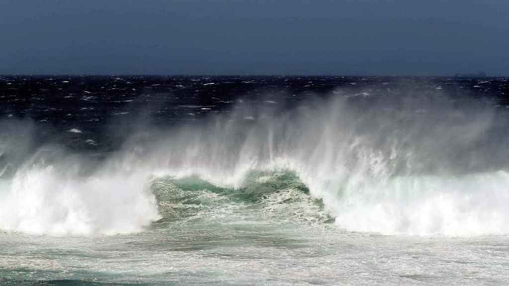 Fuerte oleaje en Las Palmas de Gran Canaria, España en alerta por lluvia y viento / EFE