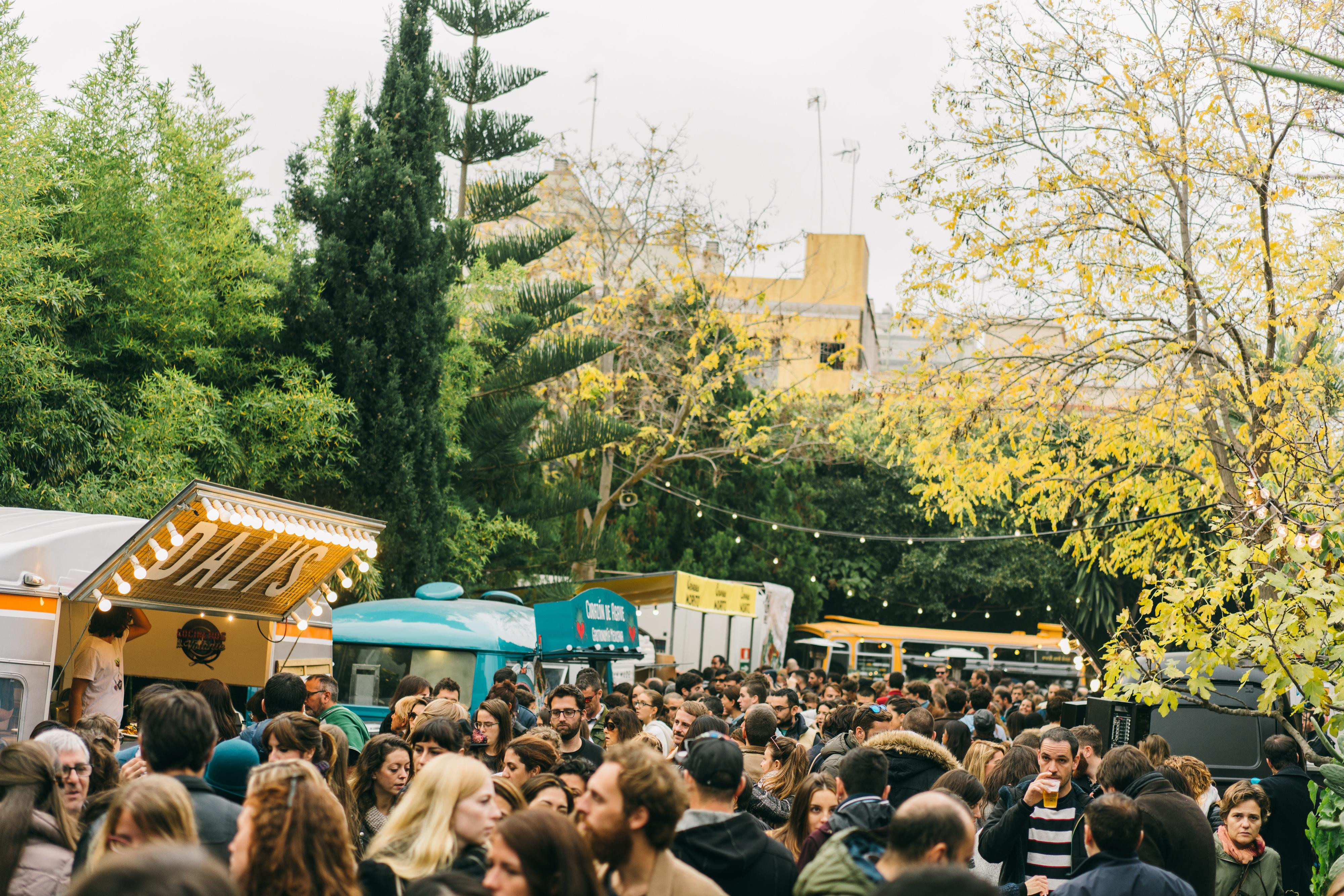 Gente paseando por el Palo Alto Market / PALO ALTO