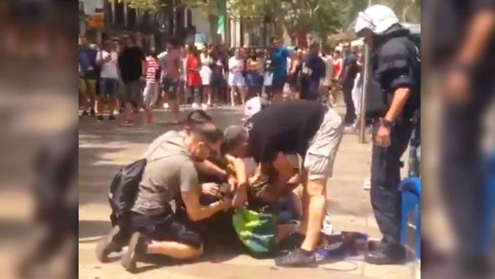 Imagen del arresto de un mantero en Las Ramblas de Barcelona / CG