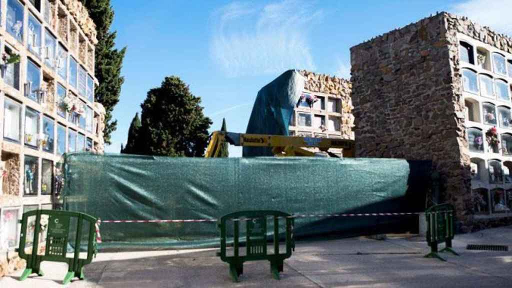 Imagen del bloque de nichos que se derrumbó en el Cementerio de Montjuïc y que sepultó