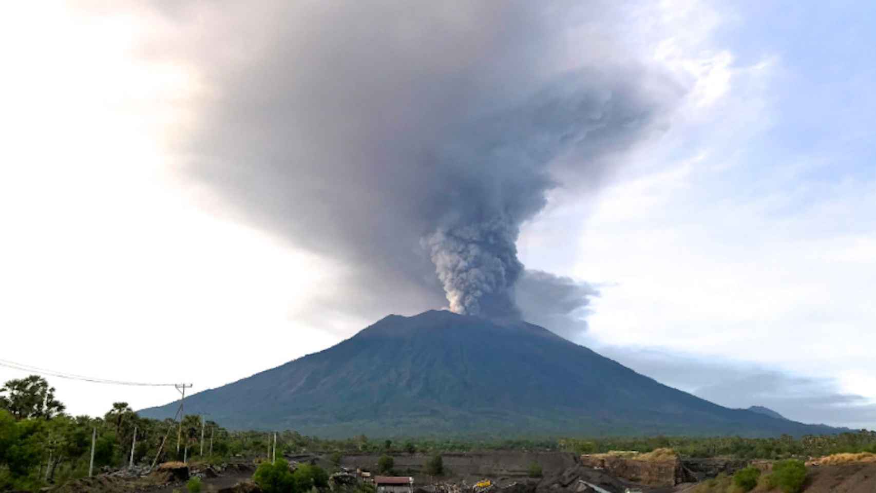 Una foto del volcán Agung en la isla de Bali