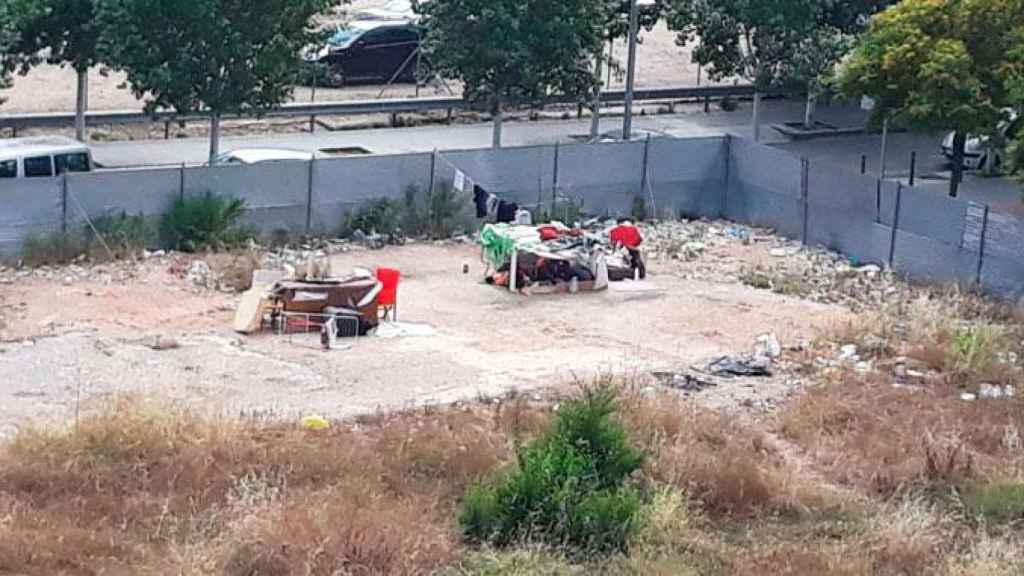 Imagen de las chabolas montadas por usuarios del centro de adicciones de La Mina / CG