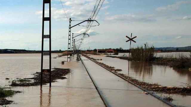 La vía férrea de la línea Zaragoza-Barcelona, cortada por el anegamiento provocado por el Ebro / EFE