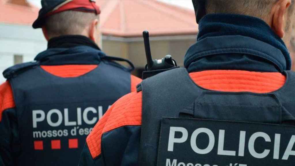 Los Mossos reducen un hombre atrincherado en un piso de Amposta con un arma de fuego