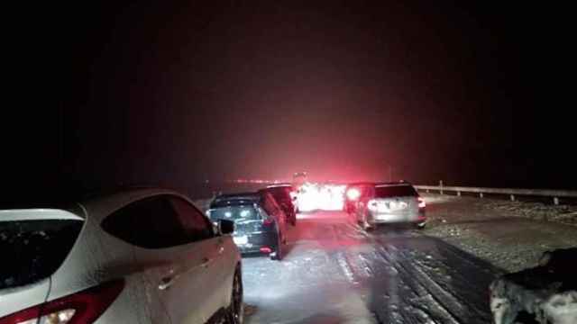 Coches atrapados en la AP-6 a la altura de Segovia por la nieve / EFE