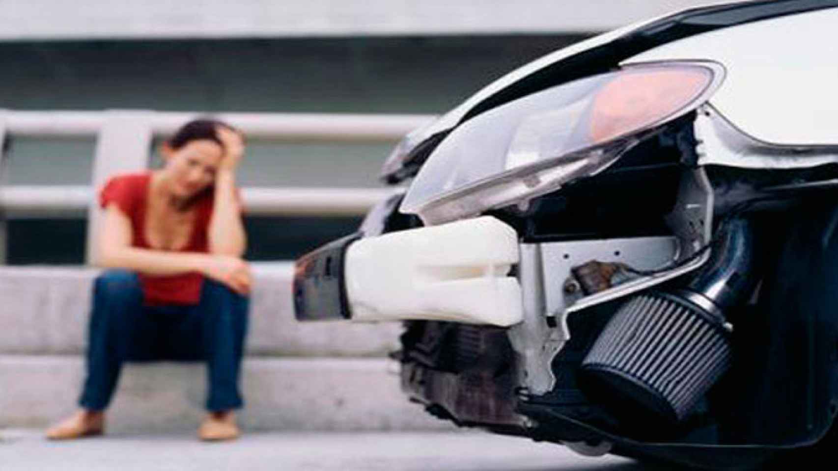 Un coche averiado tras un choque