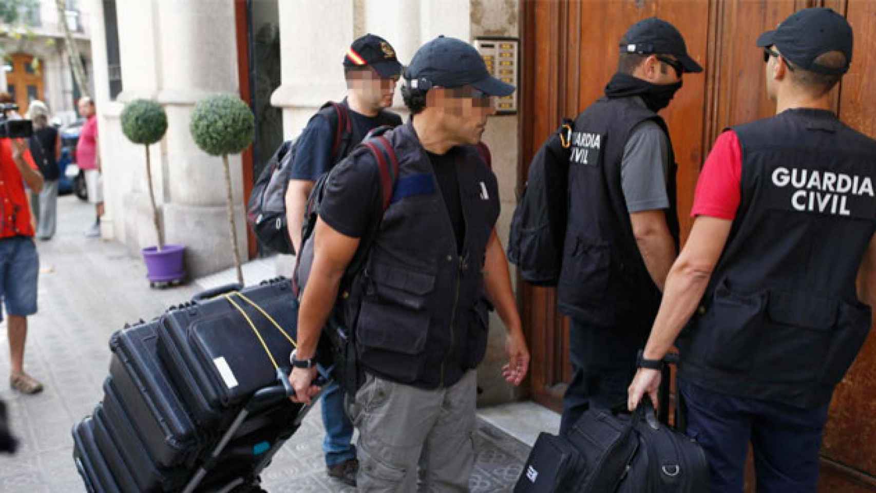 La Guardia Civil durante su último registro en el Parlament por el caso 3% / CG