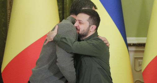 El presidente ucraniano, Volodímir Zelensky (d), y el primer ministro belga Alexander De Croo (i) se abrazan tras la reunión que han mantenido hoy en Kiev / EFE - SERGEY DOLZHENKO