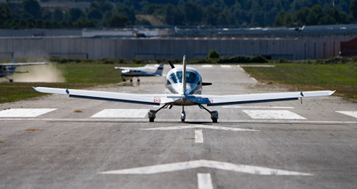 Una avioneta antes de despegar durante las jornadas de Aviación Adaptada en el aeródromo de Igualada-Ódena / LUIS MIGUEL AÑÓN (CG)
