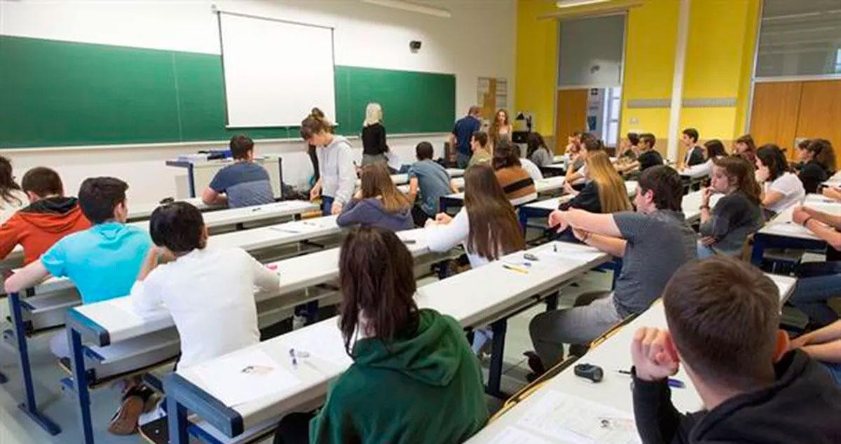 Decenas de alumnos realizan un examen / EFE