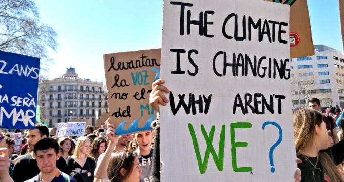 Carteles de protesta en una manifestación de Fridays For Future en Barcelona / @FridaysForFuture