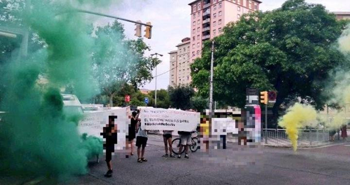 Activistas cortan la carretera en Sants / @HabitatgeSants