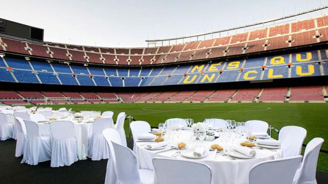 Imagen de un banquete en el césped del Camp Nou, estadio del FC Barcelona / Cedida