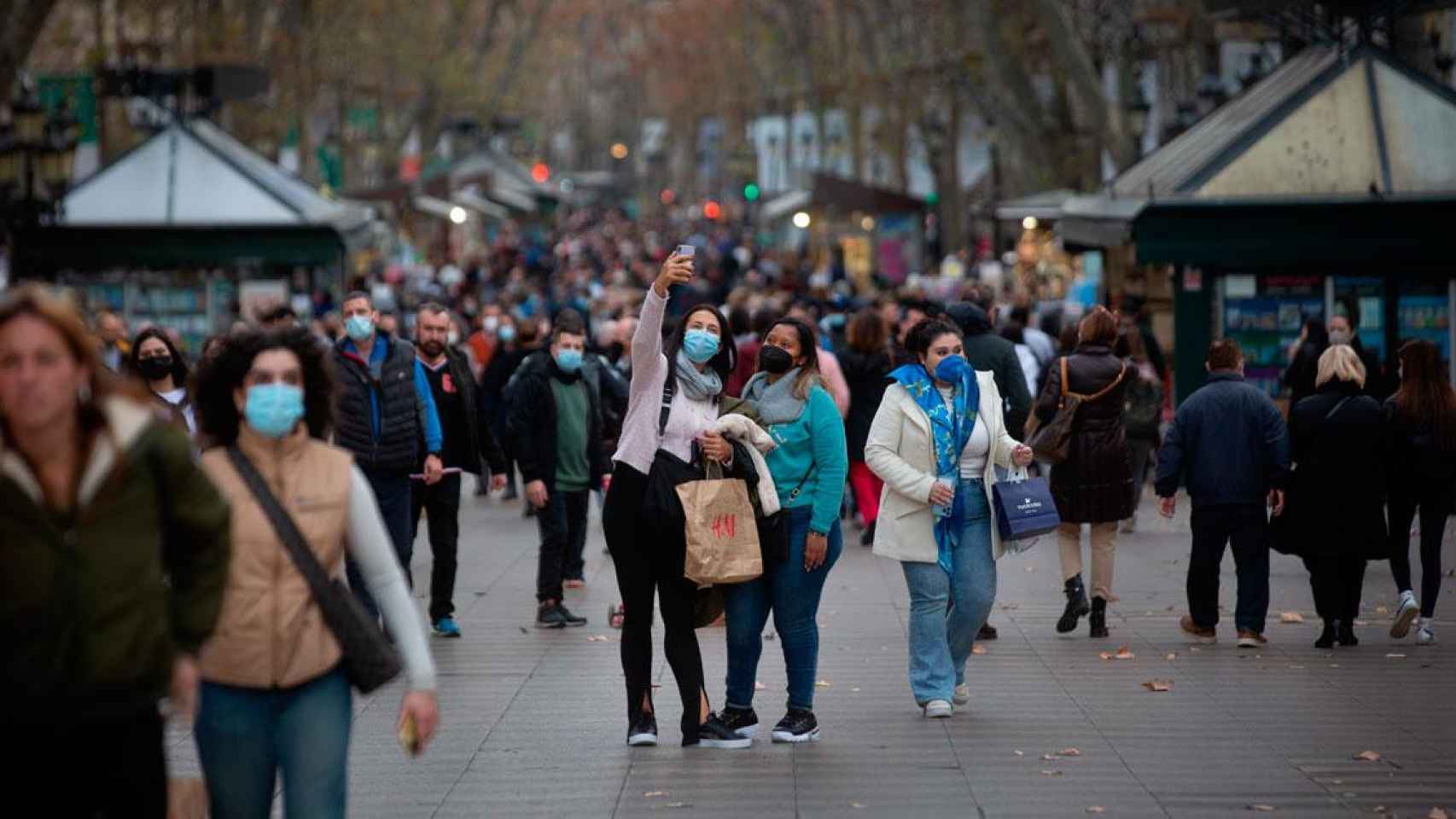 Dos turistas se hacen un selfi en Las Ramblas de Barcelona / EP