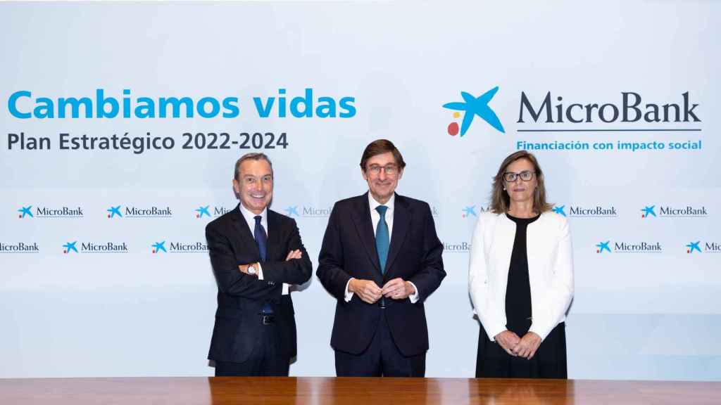 El presidente de Caixabank, José Ignacio Goirigolzarri (centro), flanqueado por la directora general de MicroBank, Cristina González Viu, y el presidente, Juan Carlos Gallego / CAIXABANK