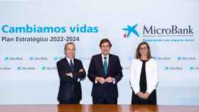 El presidente de Caixabank, José Ignacio Goirigolzarri (centro), flanqueado por la directora general de MicroBank, Cristina González Viu, y el presidente, Juan Carlos Gallego / CAIXABANK