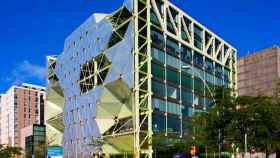 El edificio MediaTIC, sede de varias startups, frente a las oficinas de Indra en el 22@ / AYUNTAMIENTO DE BARCELONA