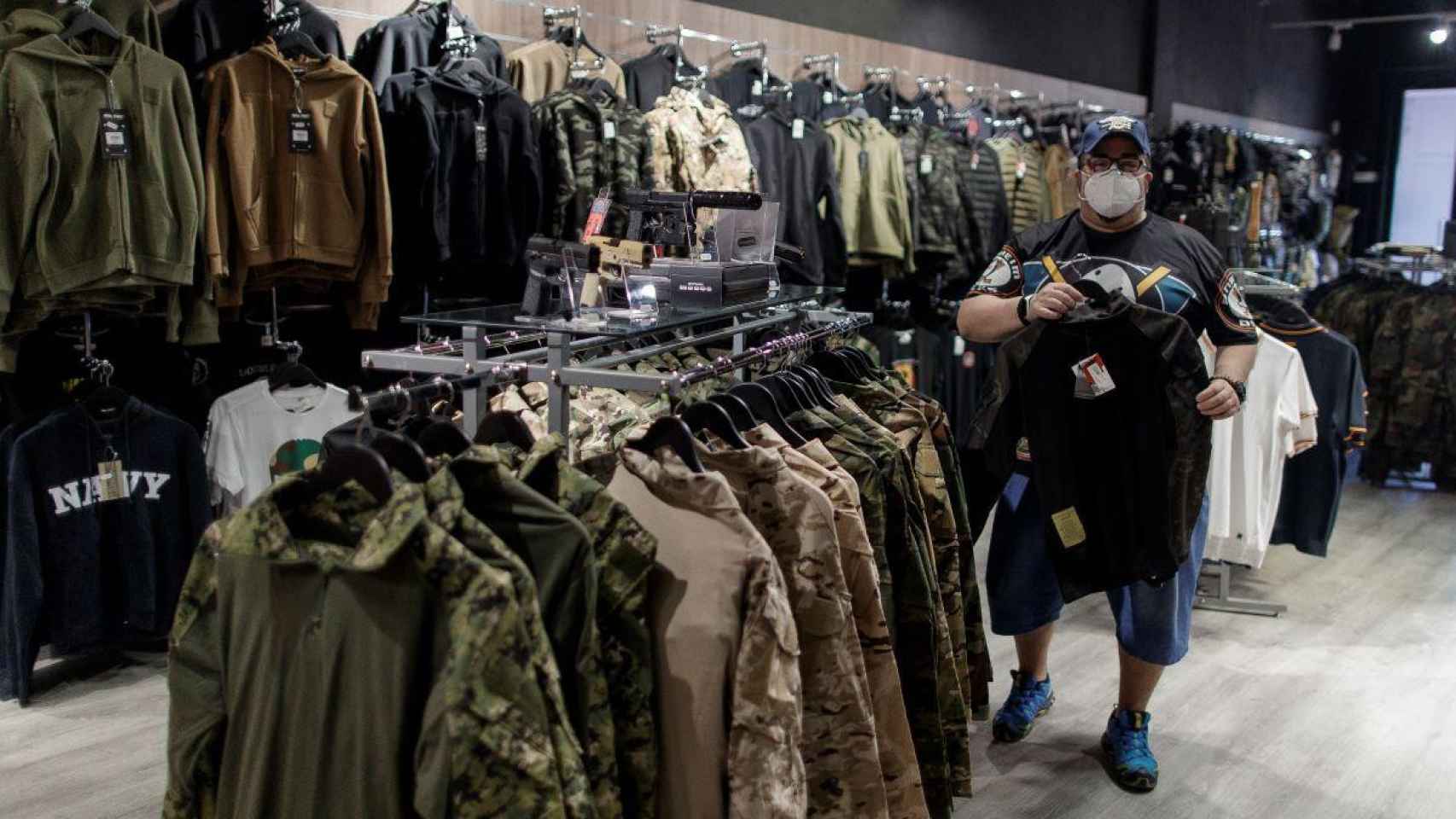 Un trabajador ordena el género en una tienda de ropa: el Govern ha aprobado el calendario de festivos con apertura comercial / EP