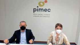 Elisabet Bach (d), presidenta de autónomos Pimec, junto a Modest Guinjoan, director del observatorio de la entidad, en la rueda de prensa de este martes / ZOOM