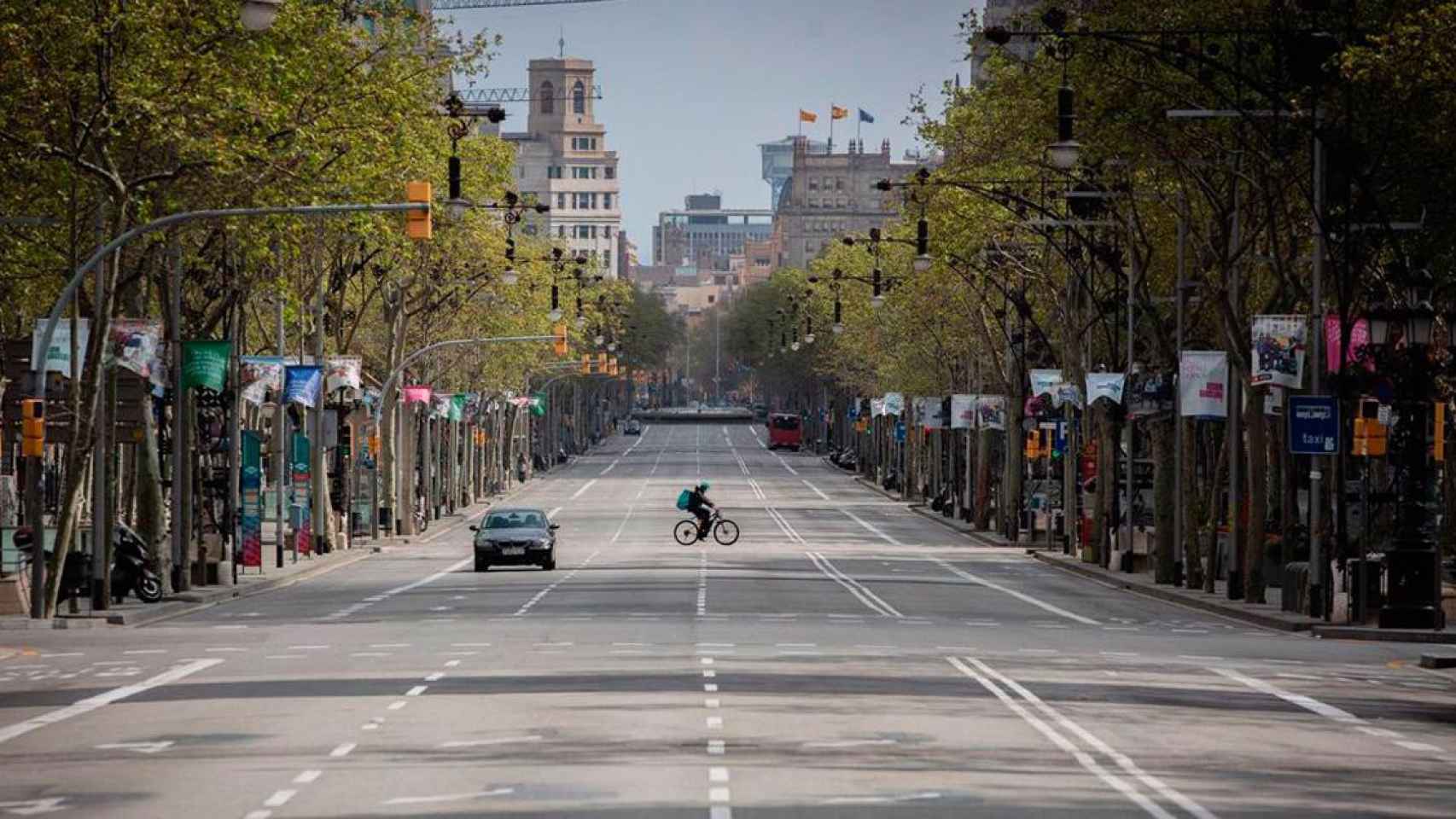 El paseo de Gracia de Barcelona, vacío durante el confinamiento que impuso estado de alarma / EP