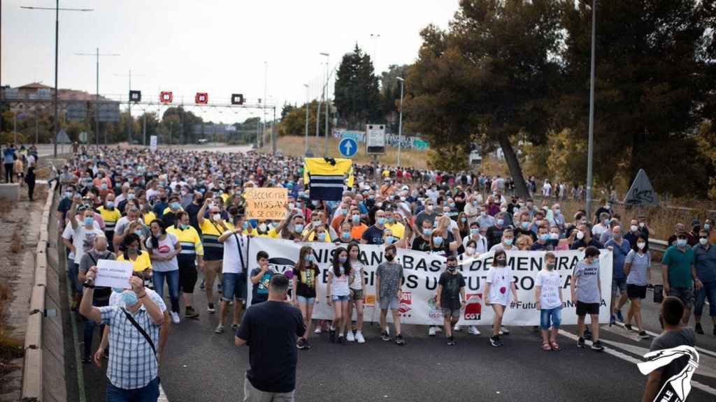 Trabajadores afectados por el cierre de Nissan y sus familias, cortando el tráfico en la B-23 / @CGTCatalunya (TWITTER)