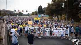 Trabajadores afectados por el cierre de Nissan y sus familias, cortando el tráfico en la B-23 / @CGTCatalunya (TWITTER)