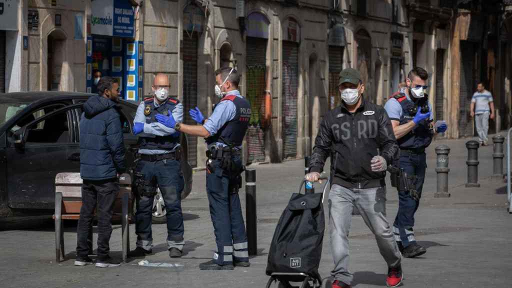 Mossos controlan el confinamiento en el regreso al trabajo de las actividades no esenciales, también afectadas por ERTE / EP