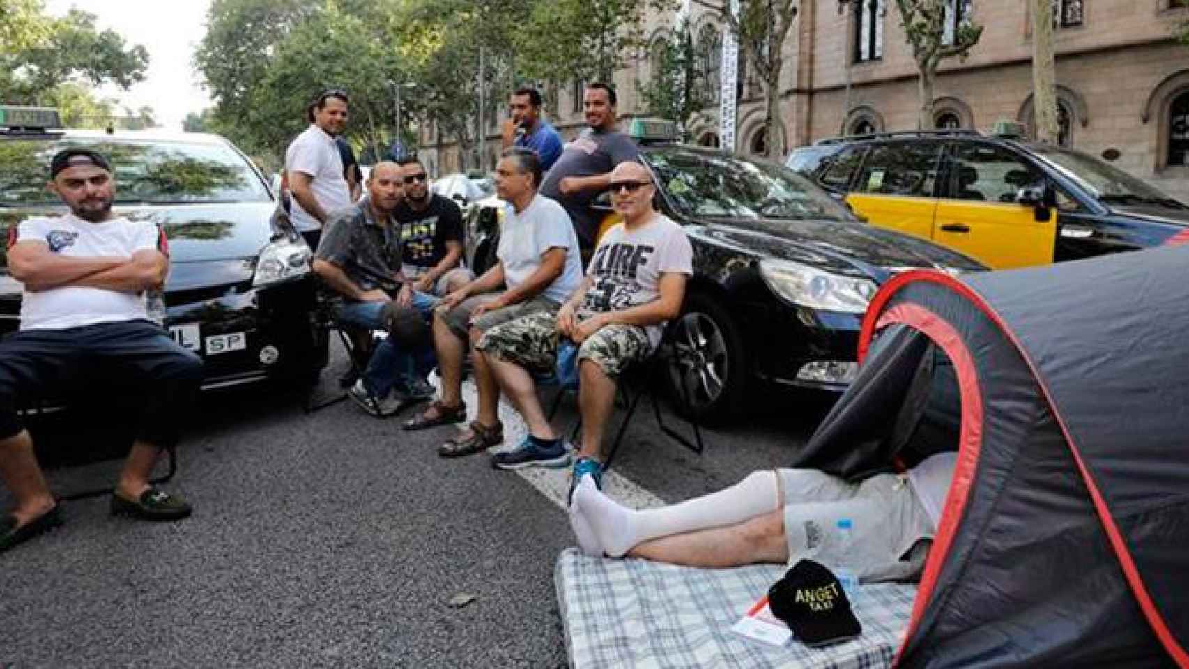 Diversos taxis ocupan la Gran Vía de Barcelona durante la huelga indefinida / EFE