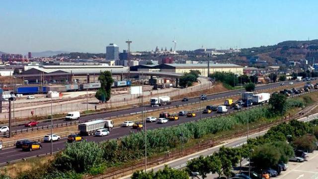 Imagen de la marcha lenta de taxistas por la Ronda Litoral de Barcelona / CG
