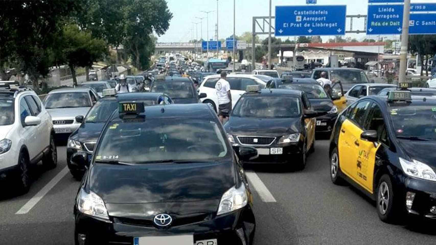 Taxistas de Barcelona, que ahora reivindican remunicipalizar el servicio, en una marcha lenta contra plataformas como Uber y Cabify en la capital catalana / EFE