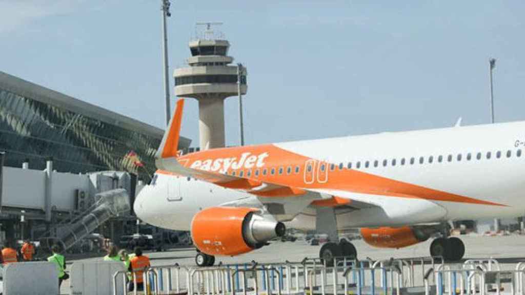 Un avión de la británica easyJet antes de despegar del Aeropuerto de Barcelona-El Prat / EP