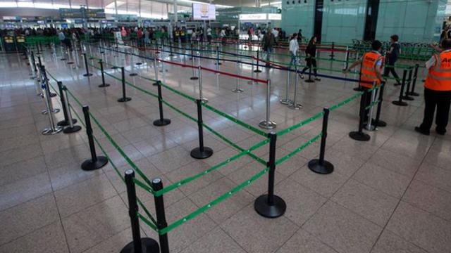 Aspecto de los accesos a los mostradores de facturación del Aeropuerto de Barcelona-El Prat durante esta mañana / EFE