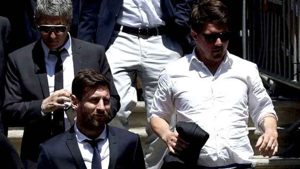 Leo Messi (c), estrella del FC Barcelona, junto a su padre, Jorge Horacio Messi (i), y su hermano, Rodrigo Messi (d), en una imagen de archivo / EFE