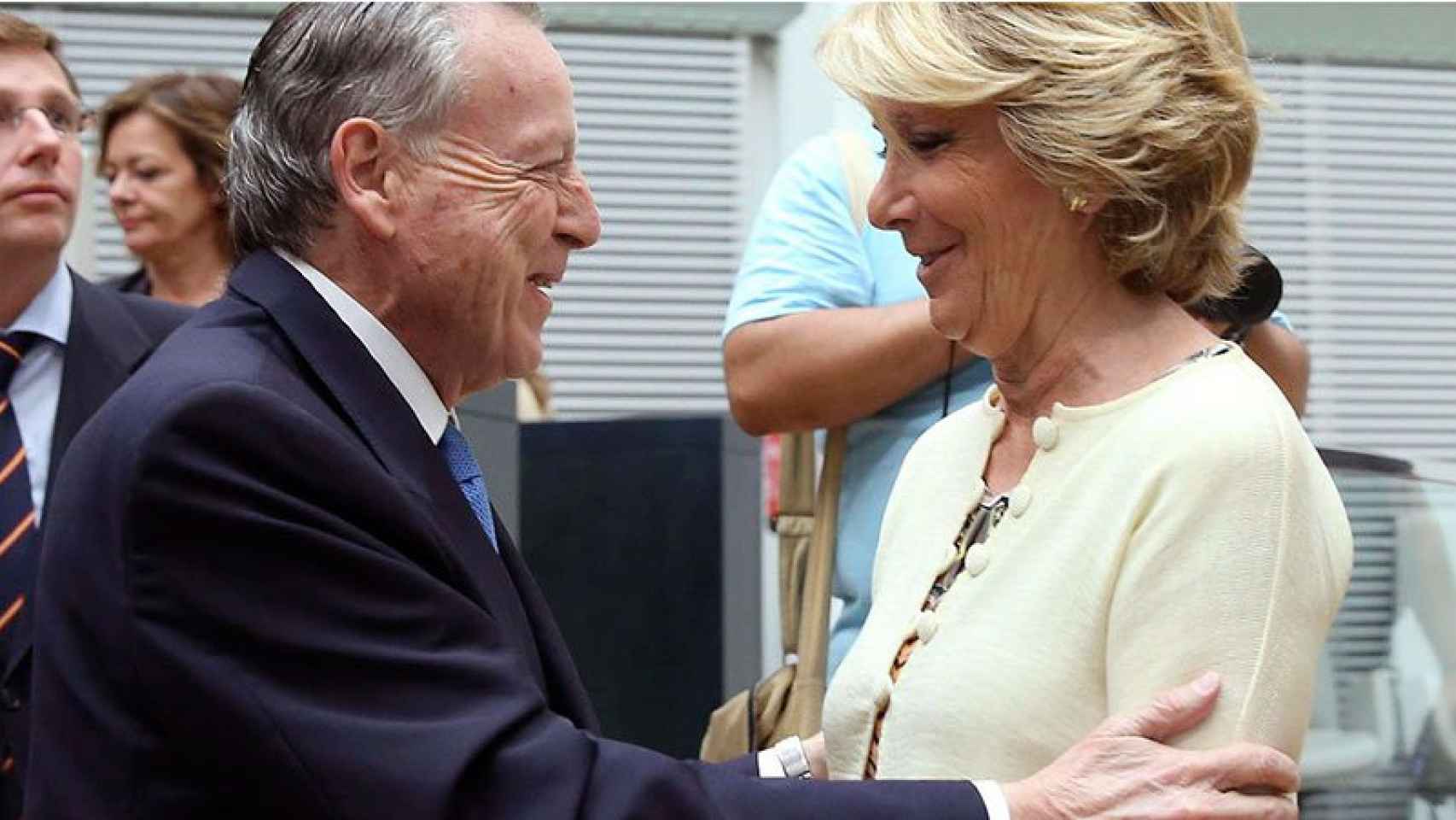 José María Álvarez del Manzano saluda a Esperanza Aguirre, también exalcaldesa de Madrid y también del PP.