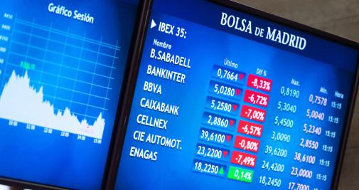 Paneles con valores del Ibex 35 en la Bolsa de Madrid el día que Rusia ha iniciado ataques a Ucrania / EFE