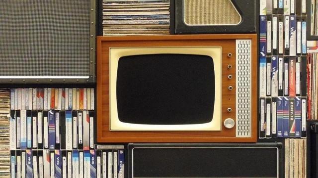 Un televisor, desde el que se podría ver la serie Compañeros / Free-Photos EN PIXABAY