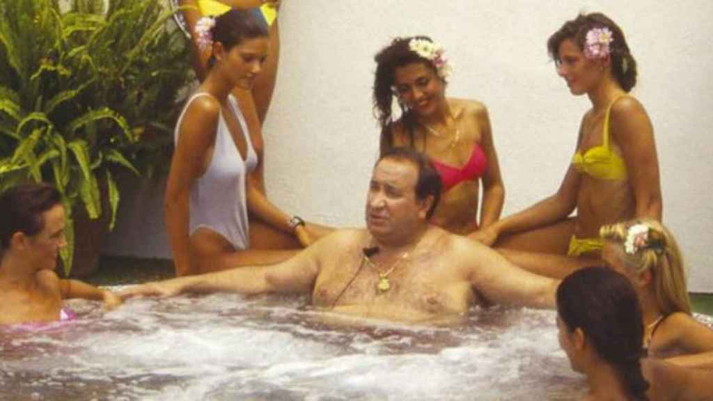 Jesús Gil rodeado de mujeres en un jacuzzi / EE