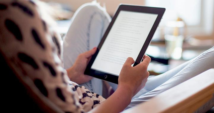 Una chica leyendo un libro en Kindle