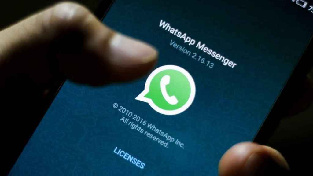 Un usuario entra en Whatsapp desde su teléfono / EFE