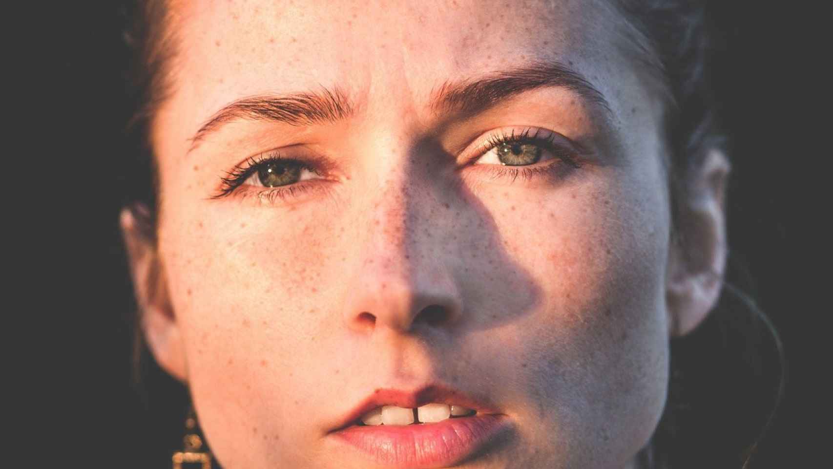 Una mujer con pecas