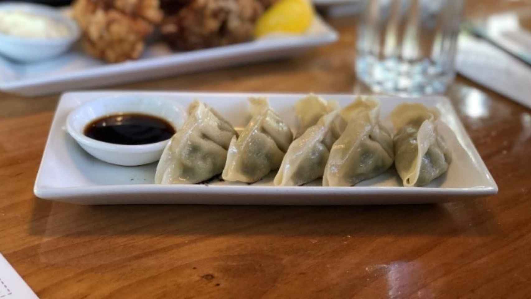 Un plato de gyozas con salsa de soja / Reeet Jank en UNSPLASH