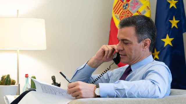 El presidente del Gobierno Pedro Sánchez habla por teléfono / EP