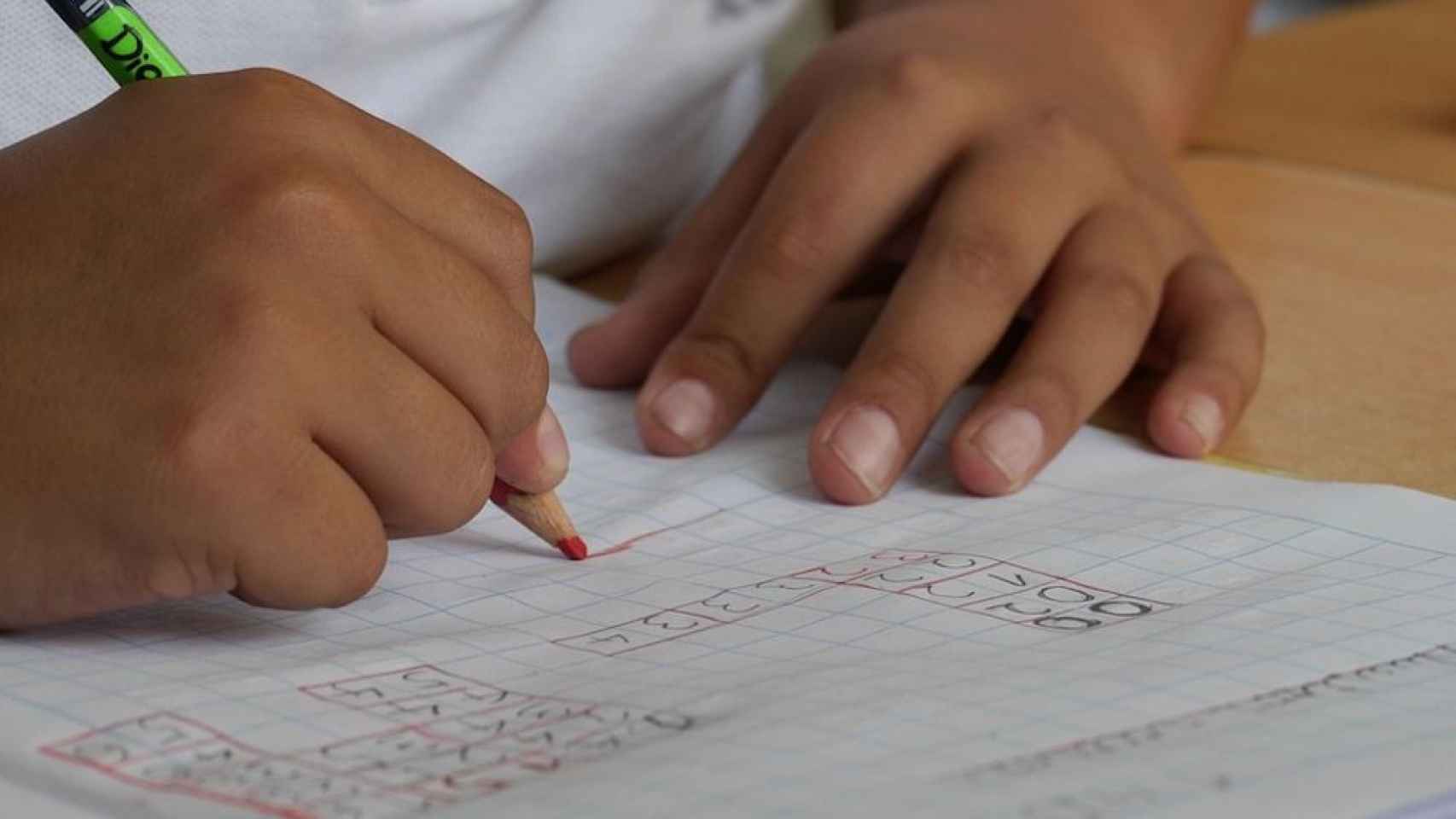 Una foto de archivo de un niño en un colegio