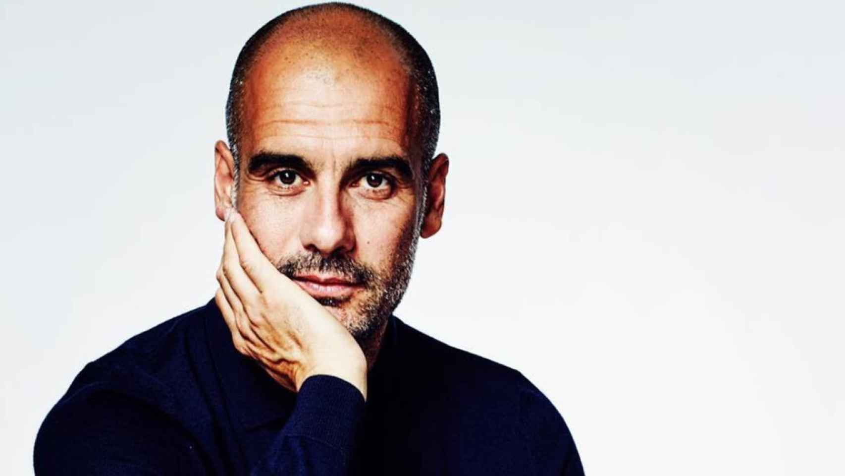 Pep Guardiola pensativo en una sesión de fotos