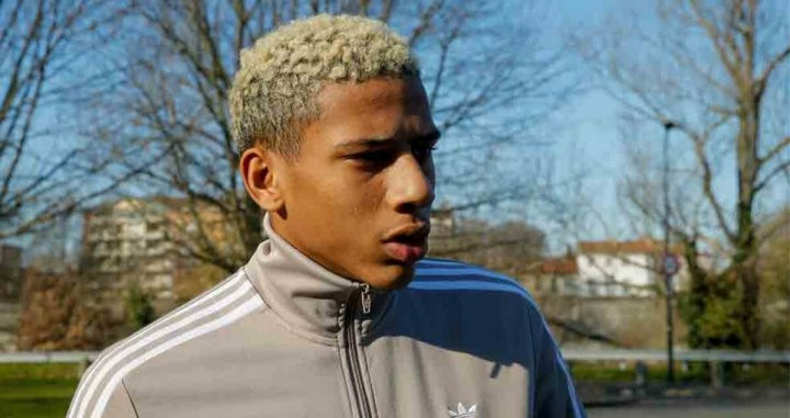 Todibo, con el pelo rubio