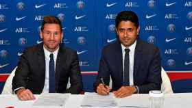 Lionel Messi y Nasser Al Khelaifi, en la firma del contrato del astro argentino / PSG