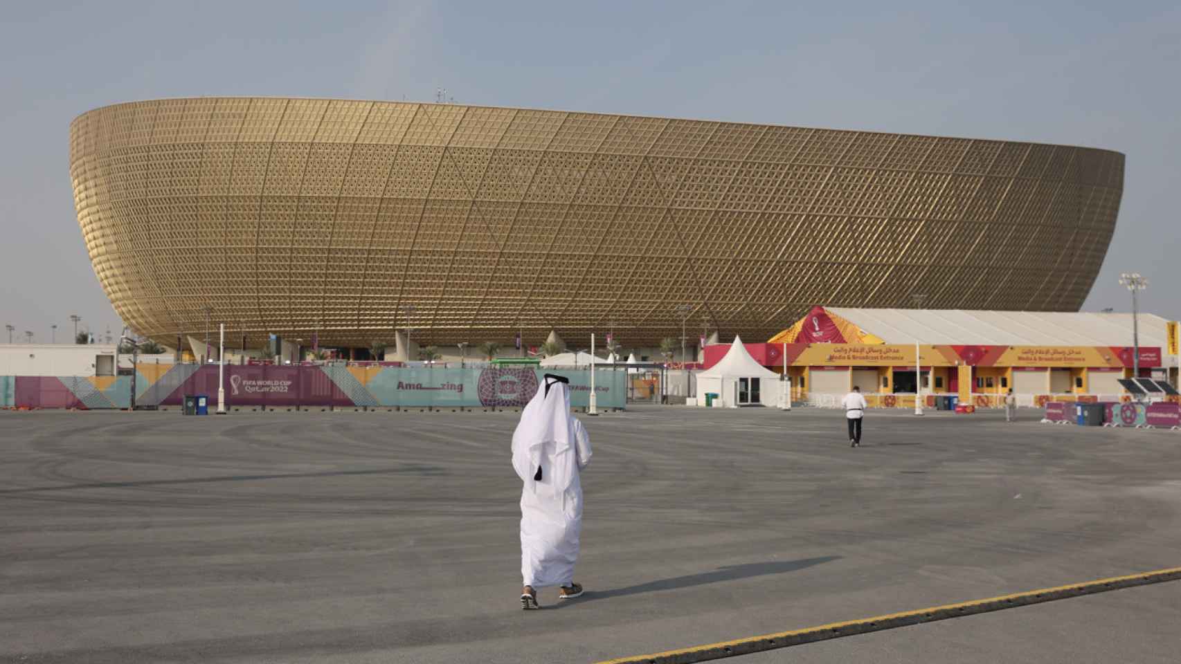 Un hombre catarí camina por los aledaños del Lusail Stadium antes del Mundial / EFE