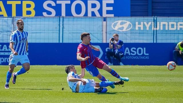 Antonio Aranda, luchando el balón, durante el partido entre Atlético Baleares y Barça B / FCB