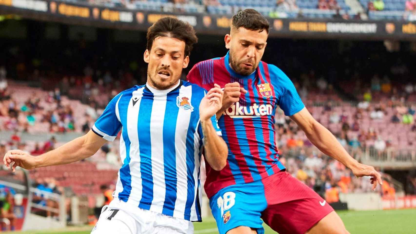 Jordi Alba, en una disputa de balón contra David Silva, en el choque contra la Real Sociedad / EFE