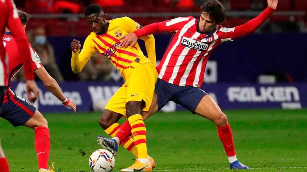 Dembelé pelea un balón con Joao Félix / EFE